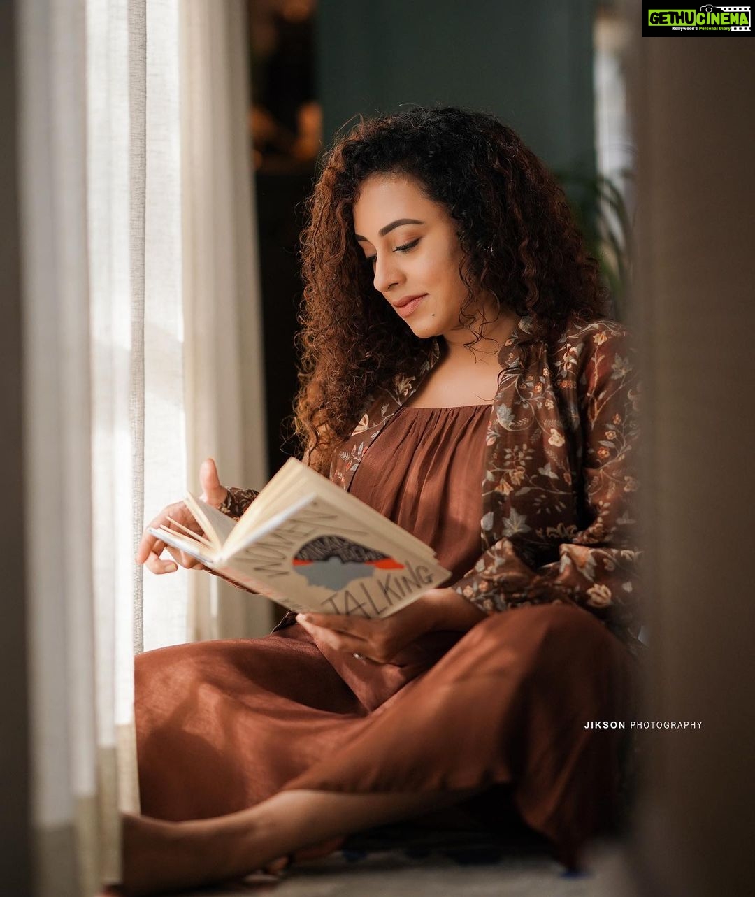 Pearle Maaney Instagram - Read! You Read! 🤓😋 . Hope you all had a great weekend. As this new Week begins Say Yes to New happy habits... smile more.. drink more water... be more loving... do a bit more of everything that’s good... and just be a Happier You. I love each one of you and You are Precious! You are a Diamond... no matter where you are... you are always precious. Keep reminding yourself that. 💎 🥰 . . Wearing @shristichetani.kolkata Styled by @aashishdwyer Styling Assisted by @_zuzanh_ Coordinated by @asaniya_nazrin Make Up by @femy_antony_makeup_artist Make up Assisted by @sarath.kumar86 Location @portmuziriskochi Photograph by @lightsoncreations Photgrapher @jiksonphotography Retouch by @a____p____t #LUDOmoviePromotions
