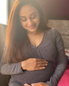 Pearle Maaney Instagram - The world is a Beautiful place little one... ❤️ Can’t wait for you to see it 😘 @srinish_aravind always capturing special moments 📸 . . . Styling @asaniya_nazrin Make up @femy_antony_makeup_artist