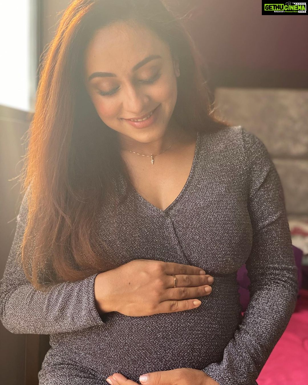Pearle Maaney Instagram - The world is a Beautiful place little one... ❤️ Can’t wait for you to see it 😘 @srinish_aravind always capturing special moments 📸 . . . Styling @asaniya_nazrin Make up @femy_antony_makeup_artist