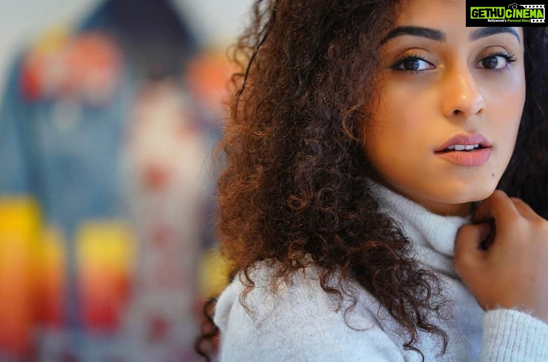 Pearle Maaney Instagram - When you start counting your blessings...You start coming back to Your Reality... ❤️ So Start counting 😋 Make sure your List of ‘Thank You’ is more than your list of ‘Complaints’ 🌸 . . . . 📸 @richard_antony_