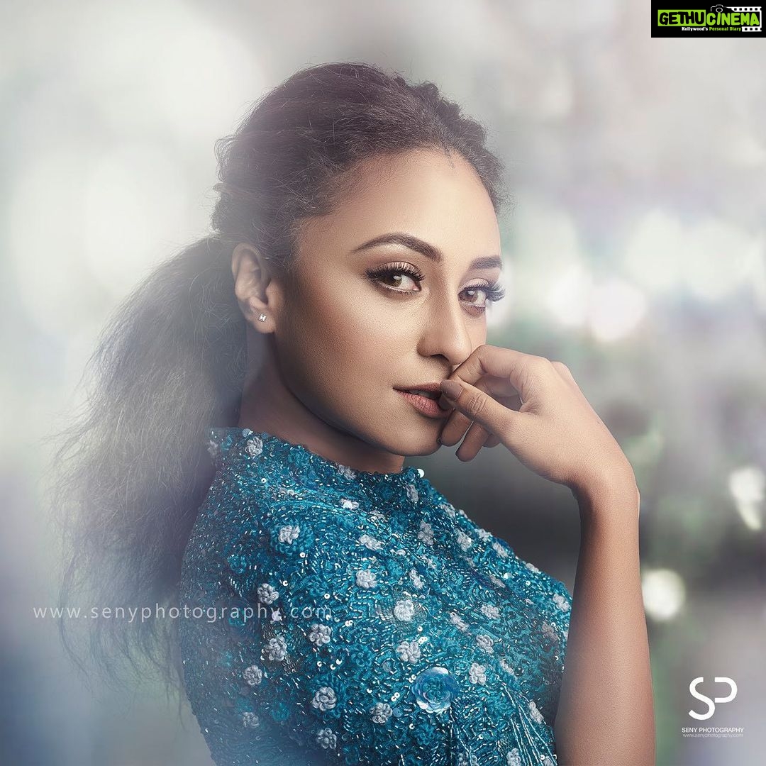 Pearle Maaney Instagram - You are Your Biggest Strength when you Believe in yourself and you also become your biggest Weakness when you Doubt yourself. Always Believe in You, Even when everyone around you hesitate to... just hold on to Yourself. You are more powerful than you can imagine. Today be proud of yourself, Right now Love yourself, Feel Happy This very moment. You are perfect because you are a creation of God...and God Always has a plan. Always. Trust and live life to the fullest. 🌸 . . . . Click @seny_p_arukattu Outfit : @realmalkha MUA : @shoshanks_makeup