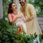 Pearle Maaney Instagram - Happy Onam from Us to each one of You 🌸🌸🌸 . PS:This is the expectation pic... now to see the reality check out @srinish_aravind ‘s post 🤪 . . @jiksonphotography @lightsoncreations
