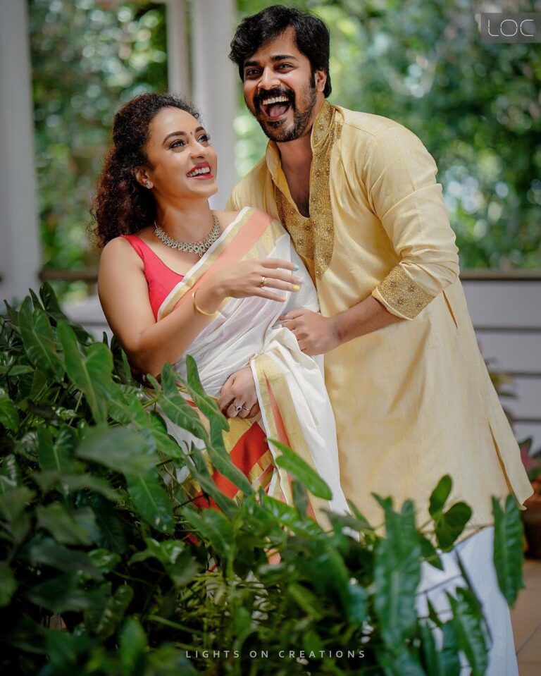 Pearle Maaney Instagram - Happy Onam from Us to each one of You 🌸🌸🌸 . PS:This is the expectation pic... now to see the reality check out @srinish_aravind ‘s post 🤪 . . @jiksonphotography @lightsoncreations