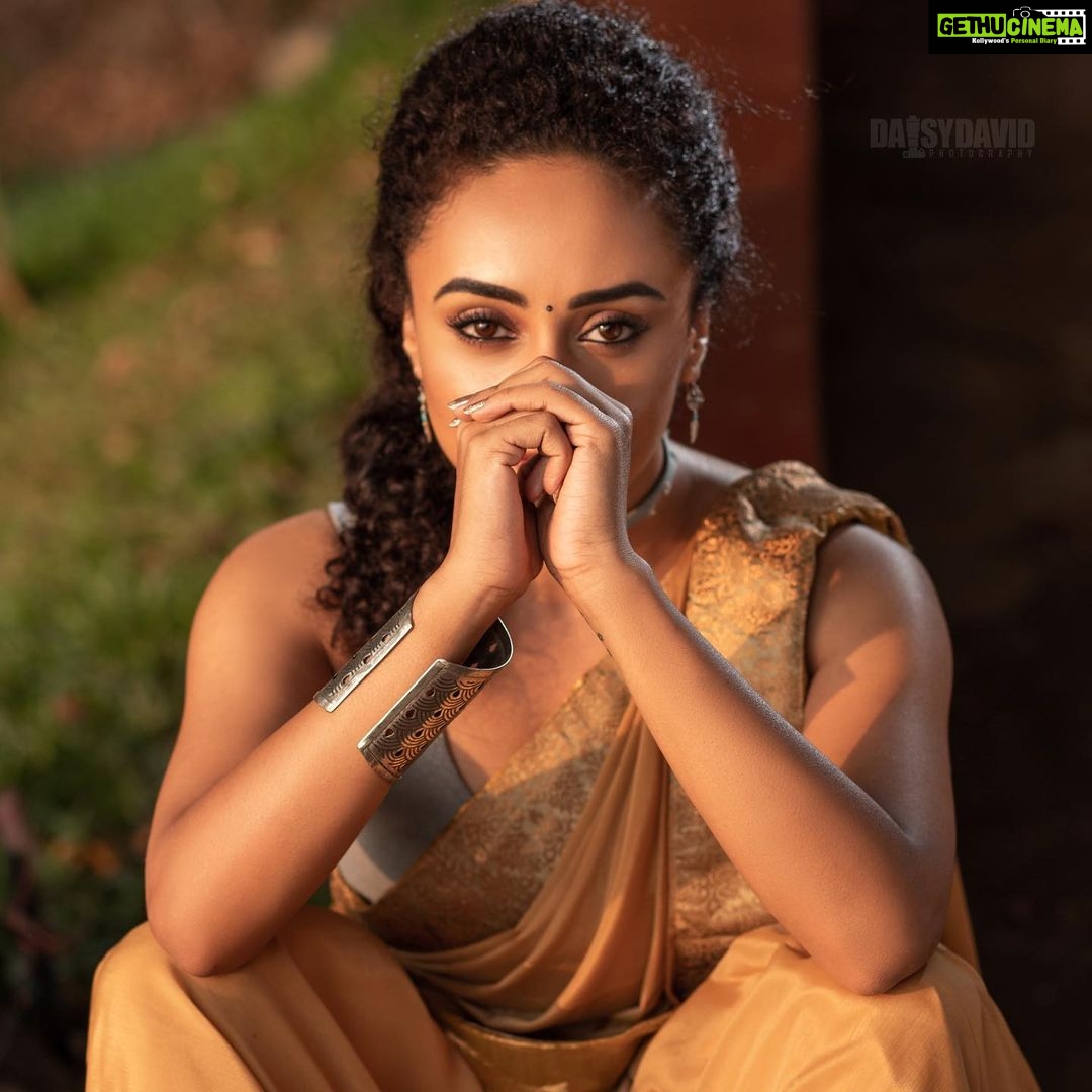 Pearle Maaney Instagram - The 3 stages of Meditation 🧘♀️ 😎 . . . . 📸 @daisydavidphotography Styling @ashif_marakkar