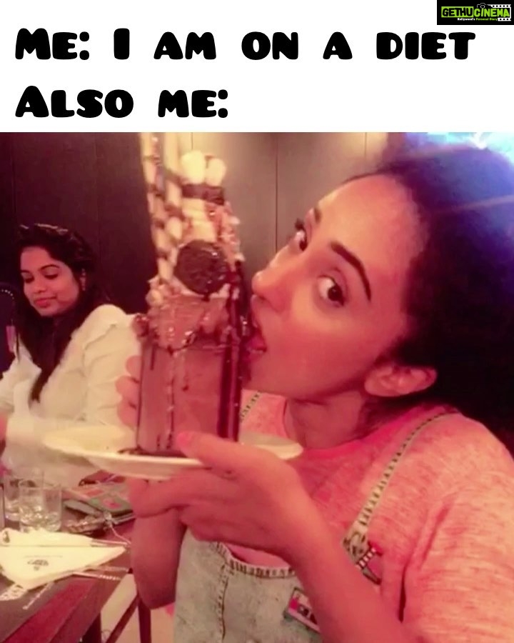 Pearle Maaney Instagram - True Story 😎 Oru Kadhana Kadha🥴 . . Missing my partners In Diet 🤪 @thevintagebrew @dipzsb (missing you both!)