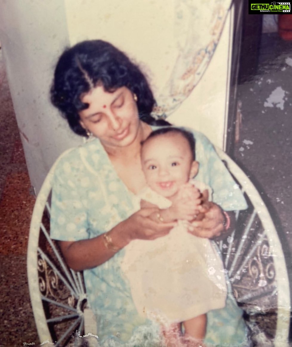 Pearle Maaney Instagram - Long long ago... when I was really tiny but still knew it was Important to smile when they said ‘Cheese’ 😋 Amma and Me 🥰