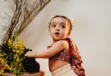 Pearle Maaney Instagram - “Mamma can I touch these grapes 🍇? “ Our Miss. Kurumbi pennu 🌼 @nila.pearlish . . . Photography : @jiksonphotography @lightsoncreations Nila wearing @khajuraho_boutique_