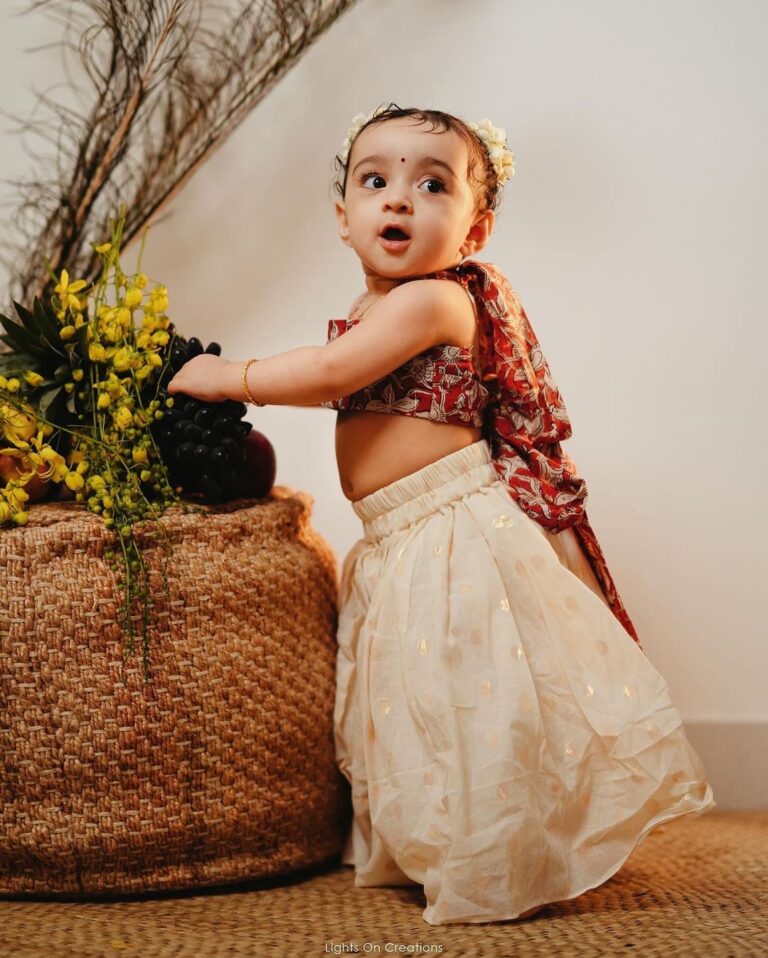 Pearle Maaney Instagram - “Mamma can I touch these grapes 🍇? “ Our Miss. Kurumbi pennu 🌼 @nila.pearlish . . . Photography : @jiksonphotography @lightsoncreations Nila wearing @khajuraho_boutique_