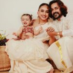 Pearle Maaney Instagram - എല്ലാ കൂട്ടുകാർക്കും നന്മനിറഞ്ഞ ഒരു വിഷു ആശംസിക്കുന്നു. ഒപ്പം സമ്പൽസമൃദ്ധിയാർന്ന ഒരു വർഷം ആകട്ടെ എന്ന് പ്രാർത്ഥിക്കുന്നു. ❤️ 🌼🌸🌺 . . Photography : @jiksonphotography @lightsoncreations Styled by : @styledbysmiji Wearing : @khajuraho_boutique_ Makeup : @samson_lei Decor : @happinessproject_byloc