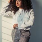 Pearle Maaney Instagram – Ambadi Jinjinnaakkadi daski nakkadi nakkinakkadi chillane chillane.. 🎵 jumukkinakkana clingaane 😎 
*working on the lyrics of a song *  if you want to help me just write the most meaningless lyrics that won’t make any sense but has a Pling feeling written all over it below as a comment. 🤓 come on … inspire me 🙉