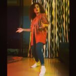 Pearle Maaney Instagram – Pani Sherikkum Paali. 😎 challenge Accepted @neeraj_madhav 😜 my version of #PaniPaali
#panipaalidancechallenge 
Now I challenge @deeptisati @justinbieber @srinish_aravind @therock  @anupamaparameswaran96 😎 enganeyundu? Variety alle 😏
.
PS: one of the best things about getting married is you get to wear your Husband’s Shirts and Tees 😁🙏