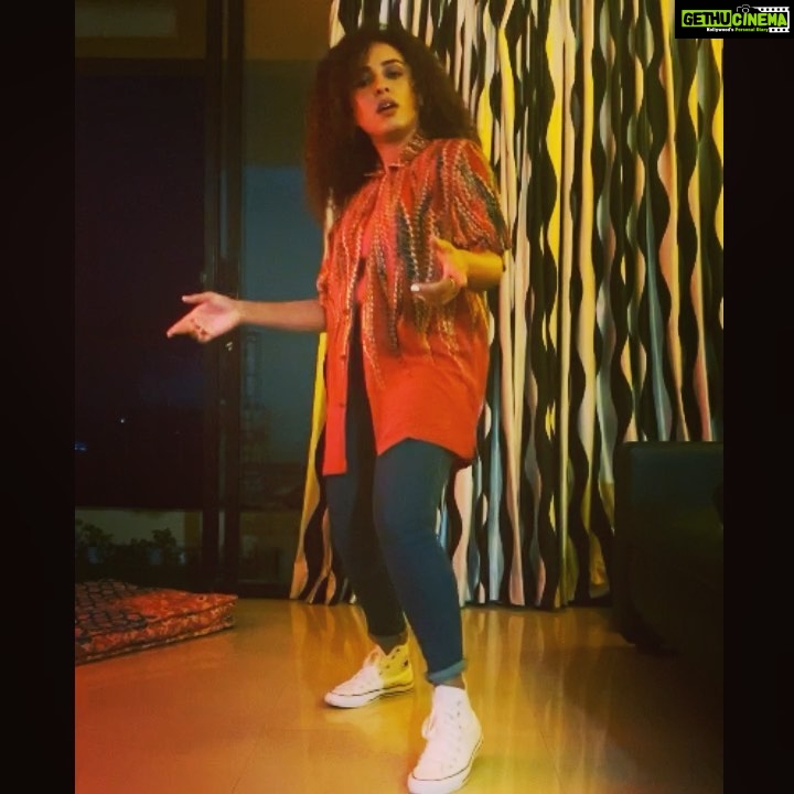 Pearle Maaney Instagram - Pani Sherikkum Paali. 😎 challenge Accepted @neeraj_madhav 😜 my version of #PaniPaali #panipaalidancechallenge Now I challenge @deeptisati @justinbieber @srinish_aravind @therock @anupamaparameswaran96 😎 enganeyundu? Variety alle 😏 . PS: one of the best things about getting married is you get to wear your Husband’s Shirts and Tees 😁🙏