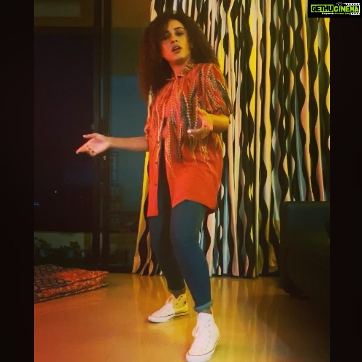 Pearle Maaney Instagram - Pani Sherikkum Paali. π challenge Accepted @neeraj_madhav π my version of #PaniPaali #panipaalidancechallenge Now I challenge @deeptisati @justinbieber @srinish_aravind @therock @anupamaparameswaran96 π enganeyundu? Variety alle π . PS: one of the best things about getting married is you get to wear your Husbandβs Shirts and Tees ππ