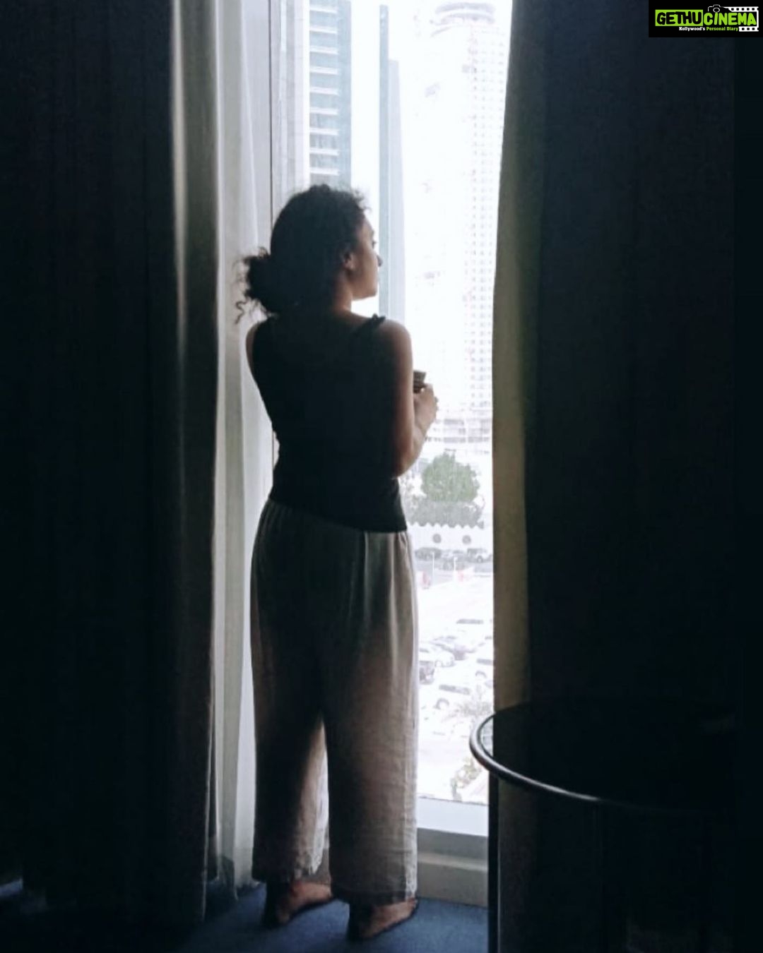 Pearle Maaney Instagram - Fill your Mornings with positivity,hope and some good laughs 🌸 ... to laugh I read some Tintu mon jokes 😎 tintumon Uyir🔥 what makes you laugh the most ? 😜
