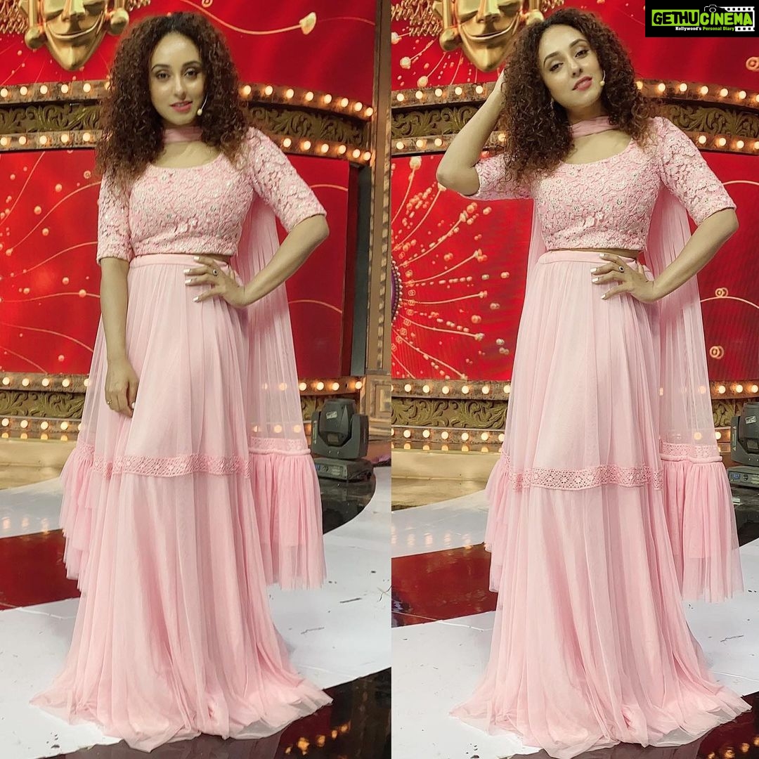 Pearle Maaney Instagram - Do what You Love... Love what you do. . . From today’s shoot of ‘Funny Nights with Pearle Maaney’ 🌸 . . Stylist : @asaniya_nazrin Outfit : @thunnal Make up : @miranda_makeover Jewellery : @kushalsfashionjewellery Channel : @zeekeralam #funnynightswithpearlemaaney Kochi, India
