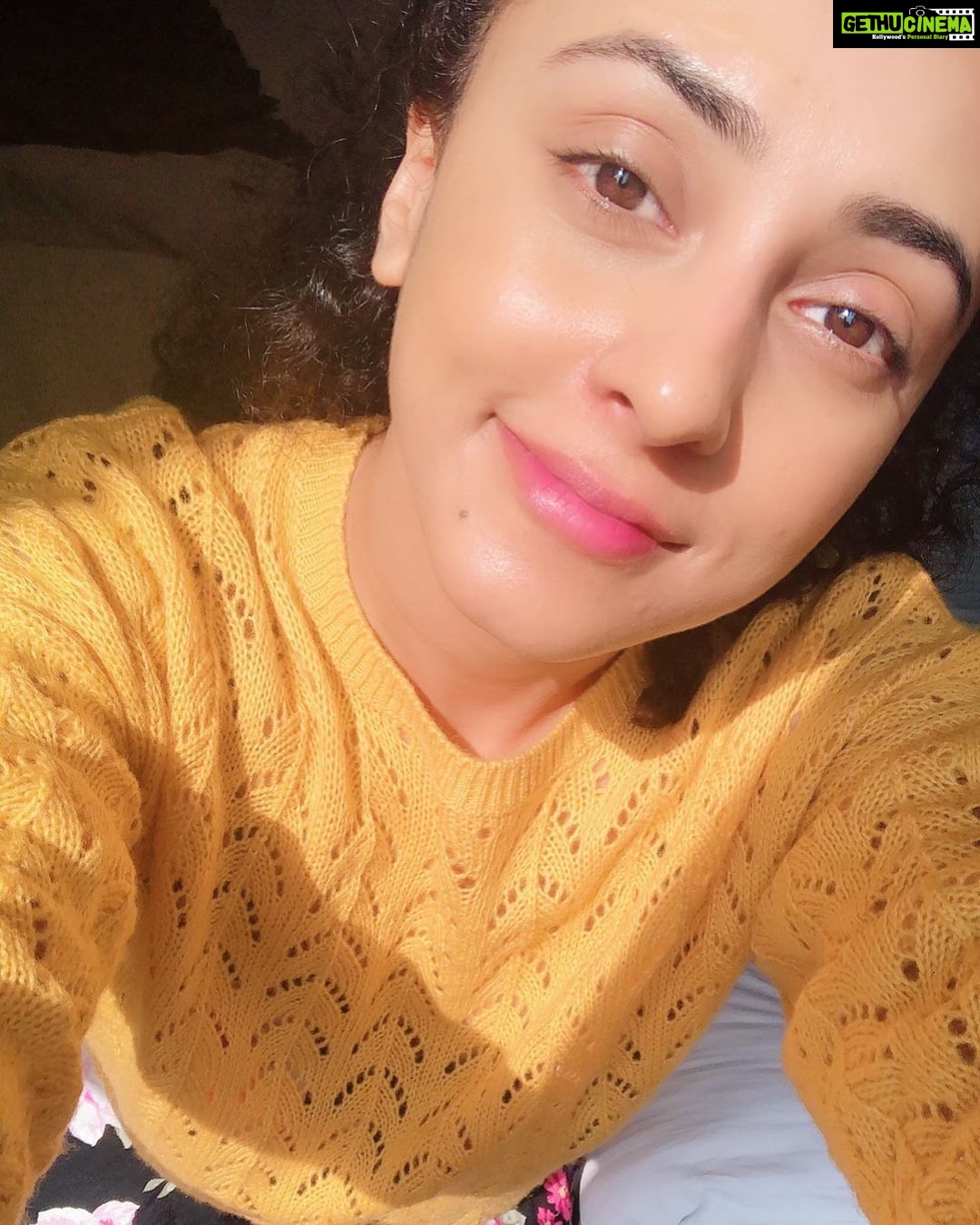 Pearle Maaney Instagram - Hello my Darlings... my happy people... I love you all ๐๐ธ we all together have been learning big lessons and together we are learning to stay strong... during this time If you see anyone falling or struggling to keep up... stop ... help them get up and then continue your journey... because reaching the goal is more sweet when we all reach there together alle... ? โค๏ธ As Humans.. thatโs what makes us all happy ๐ธ Peace Love and Music to All... All is Well, All is Well, All is Well ๐