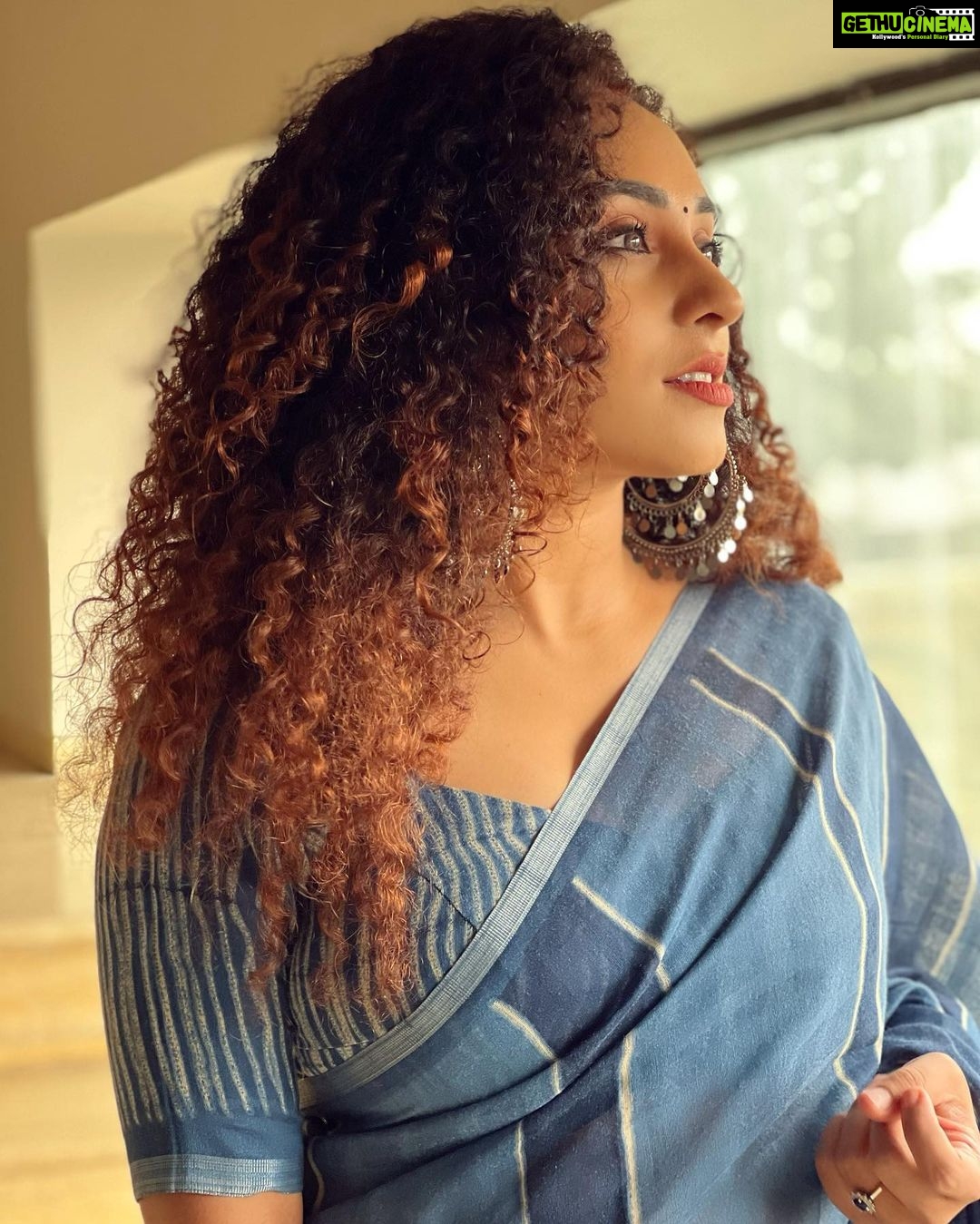 Pearle Maaney Instagram - Feeling Blue but in a Good Way… 🌧 ☔️ . @bhimajewellersme @aanacart #Bhimasuperwomanseason2 MUA @ashna_aash_