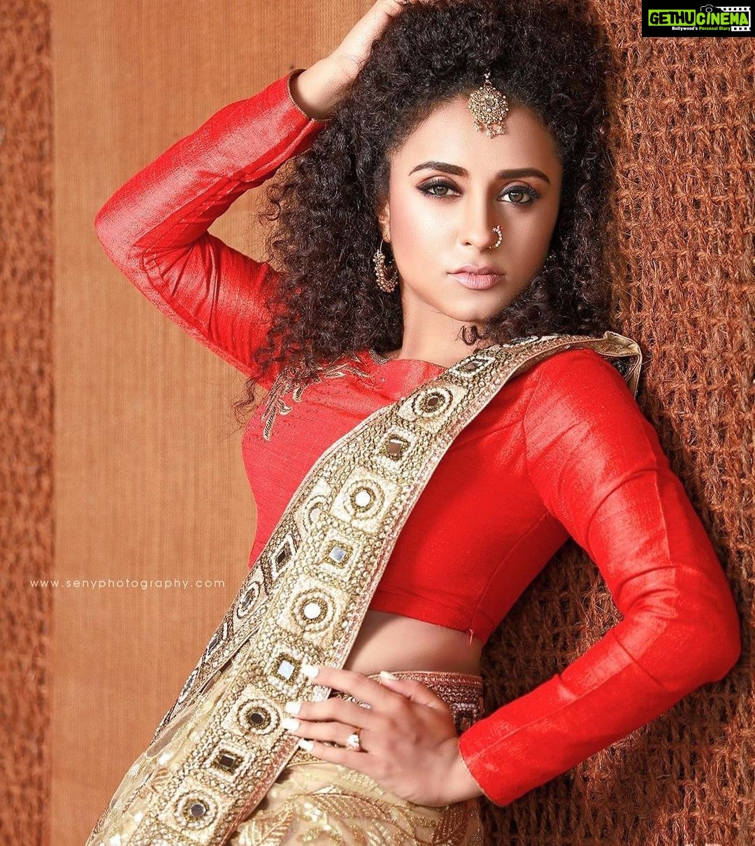 Pearle Maaney Instagram - People would say a million different things about you... but what do u say about yourself ? how do u see yourself ? That’s what really matters... Be Bold. Be Brave and Believe that You are Strong. You are Important.❤️ . . . Styling @zehera_cimi Click @seny_p_arukattu Make up @unnips