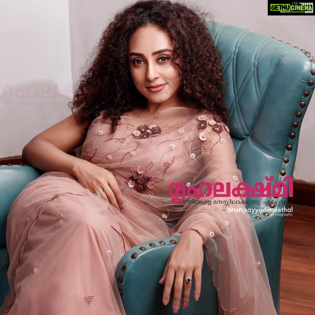 Pearle Maaney Instagram - It’s a Beautiful day... it’s a Beautiful world... look for reasons to Love Life. Look for Blessings. ❤️ . . . . . . . . Photo : @arun_payyadimeethal Styling : @arjun_vasudevs Costume: @prakrithi_by_ramya Makeup : @unnips Retouch: @suveeshgraphiccyanide Cam Assist: @rahulthuvassery Making Video: @shamnad_wedads_
