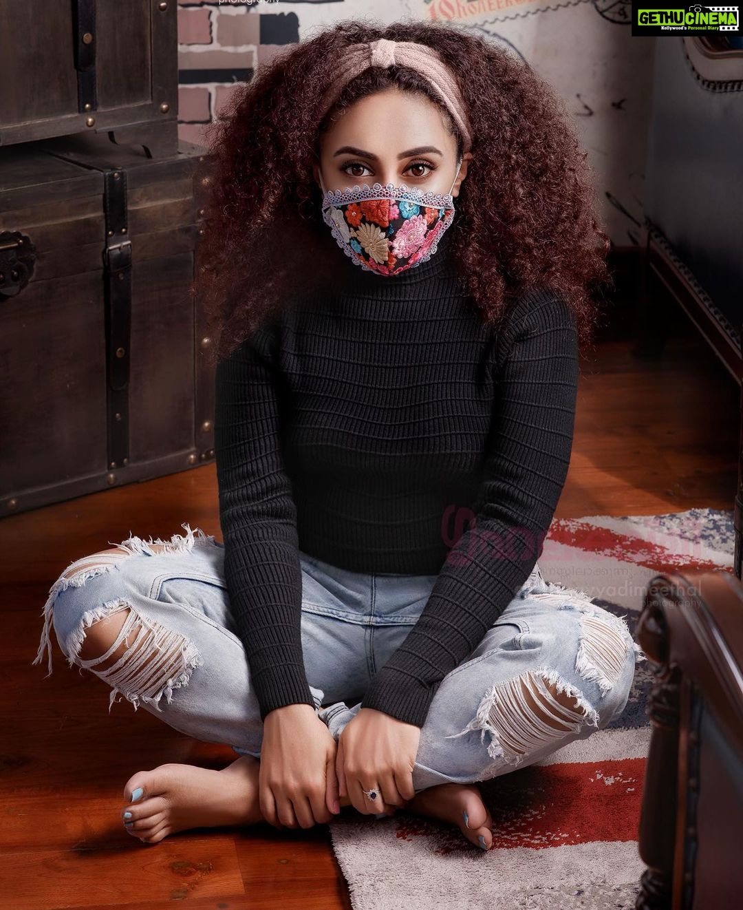 Pearle Maaney Instagram - Wear a Mask On your face... But not on your personality. 🌸 We need to continue to stay safe... wear your mask... practice Social Distancing... wash hands.. use Sanitisers.. wear Gloves when necessary. Do your best and leave the rest to God. Stay Alert 🚨 . . . . Shoot for @grihalakshmi_ Photo : @arun_payyadimeethal Styling : @arjun_vasudevs Top : @kaadhi_by_seenuakku Makeup : @unnips Retouch: @suveeshgraphiccyanide Cam Assist: @rahulthuvassery