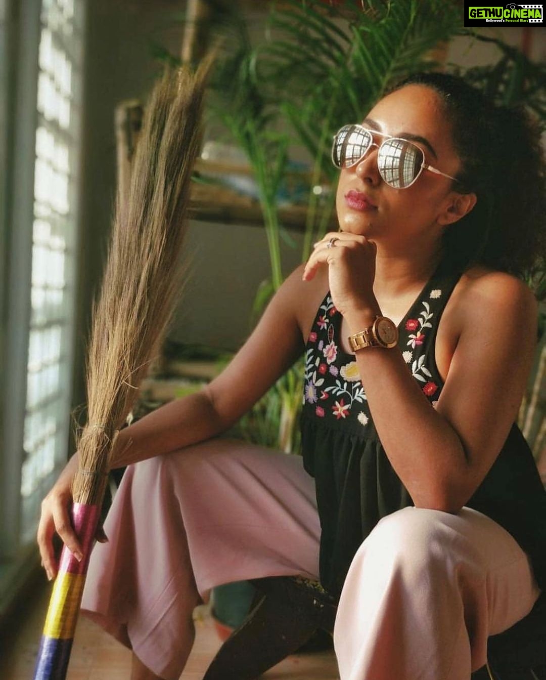 Pearle Maaney Instagram - The only meeting that happens Every day during Lockdown. The “Broom Meeting” ❤️ stay Home. Stay safe my dears... Remember how excited you were when you bought this phone? You bought this for keeping yourself happy... entertained.. connected... informed. But if you feel it’s draining your energy or making you negative, just take a pause... its Time to clean your phone and filter the contents you watch. 🥳 now let me go clean the house 😃