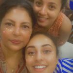 Pearle Maaney Instagram - Twinkle Twinkle Little stars 😋 🌸🌸🌸 With Amma N Vavachi... my Bday selfie . Late post.. btw who looks like mom ? Me or Vavachi? 🙂
