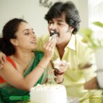 Pearle Maaney Instagram – Every action has an equal / opposite reaction 😀 swipe left 😛🥳 @srinish_aravind .
.
.
📸 @jiksonphotography 
Cake @choconestbakes