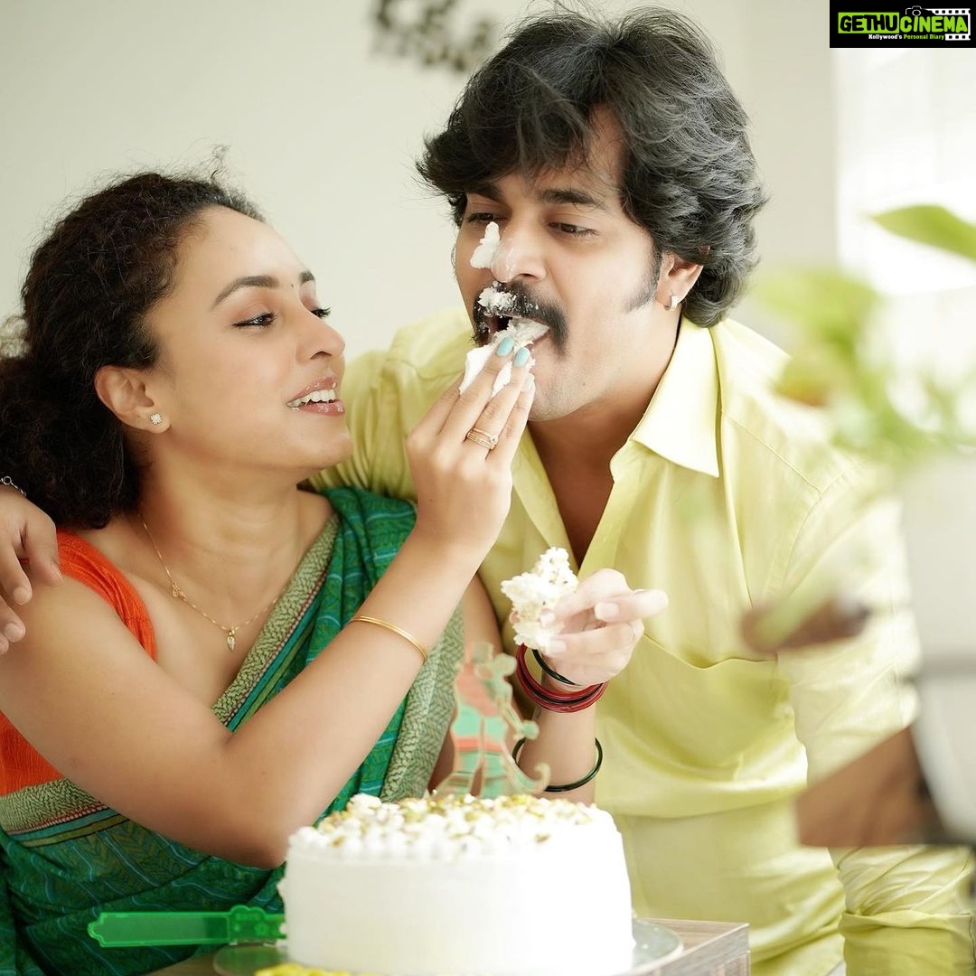 Pearle Maaney Instagram - Every action has an equal / opposite reaction 😀 swipe left 😛🥳 @srinish_aravind . . . 📸 @jiksonphotography Cake @choconestbakes