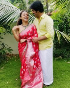 Pearle Maaney Instagram - When you dress up just to sit at home and click pics 😋😋😋❤️ Happy Anniversary to Us @srinish_aravind . . . . Thank you @rachel_maaney for clickin this pic 😘