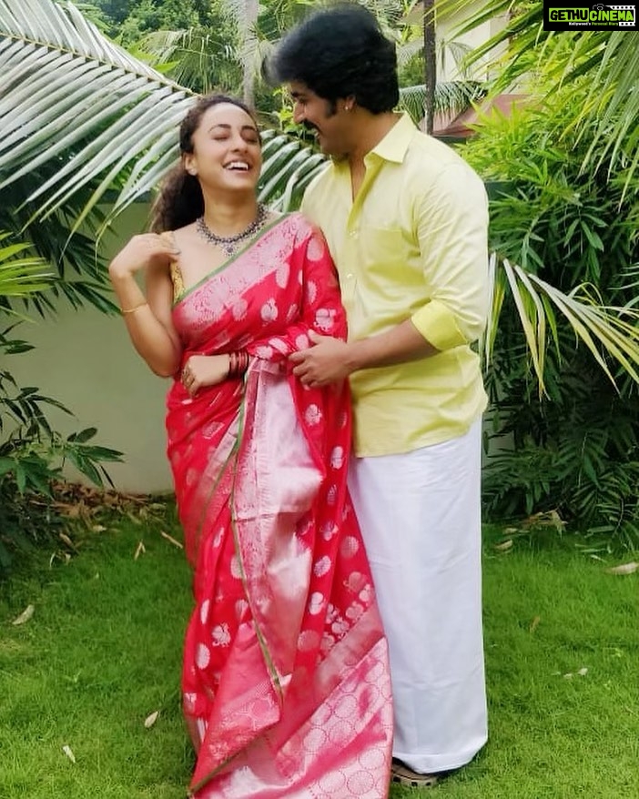 Pearle Maaney Instagram - When you dress up just to sit at home and click pics 😋😋😋❤️ Happy Anniversary to Us @srinish_aravind . . . . Thank you @rachel_maaney for clickin this pic 😘