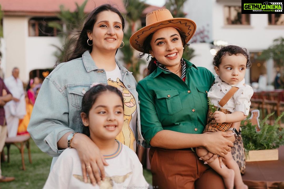 Pearle Maaney Instagram - Nila Turns One ❤️ Photo booth 📸 . @bhuvneshwari.sreesanth @sreesanthnair36 @inst.adil @janepoonnolly @neetha.varghese.77 @sukkusoha @samjosephwesley @aneenamanu @tania_binoy @rachel_maaney @trinita76 @anu.apu . Decor @dreams_floristsanddecorators Clicks @magicmotionmedia Cake @whisk_n_frost MUA @makeupandhairbysagallya