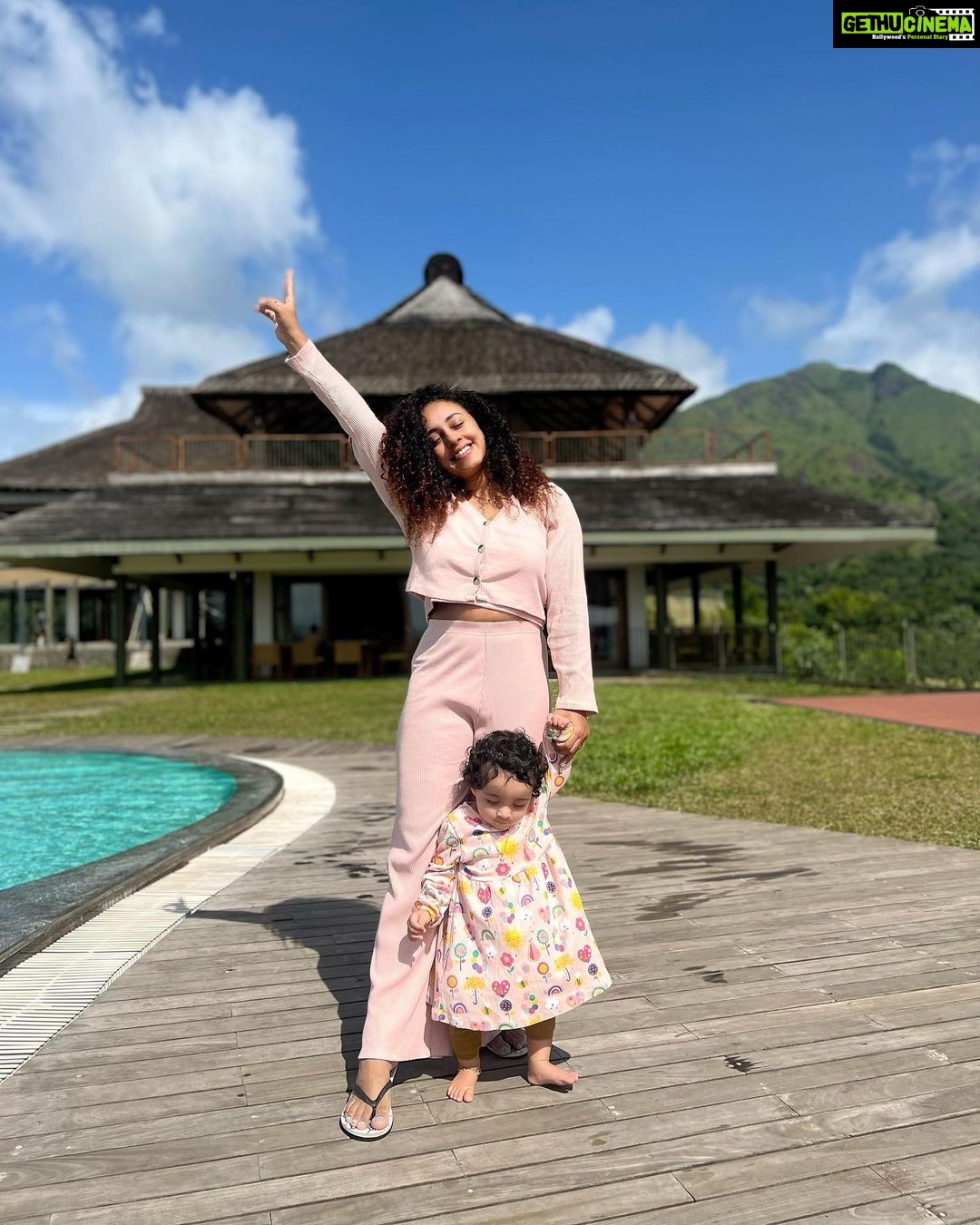Pearle Maaney Instagram - Successfully Completed 33 years On earth 😎❤️💕 Thanks to each and everyone of you who made my life special and interesting 😋 Thank You @srinish_aravind for this click… you bring out the best in me always…. Nila be like “mumma it’s too Sunny today also I think my kolusu is missing… 😏 now that’s my bday gift to you 🥹“ . Travel partner @fortunetours