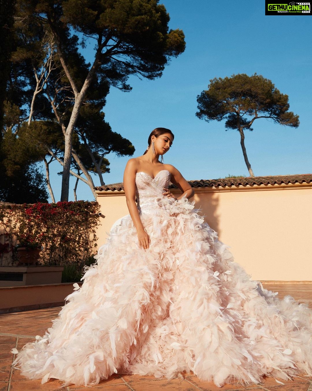 Pooja Hegde Instagram - Soaking it all in… #cannes2022 #redcarpet #IndiaAtCannes . . #GodawanAtCannes #CraftedInIndia #DrinkResponsibly