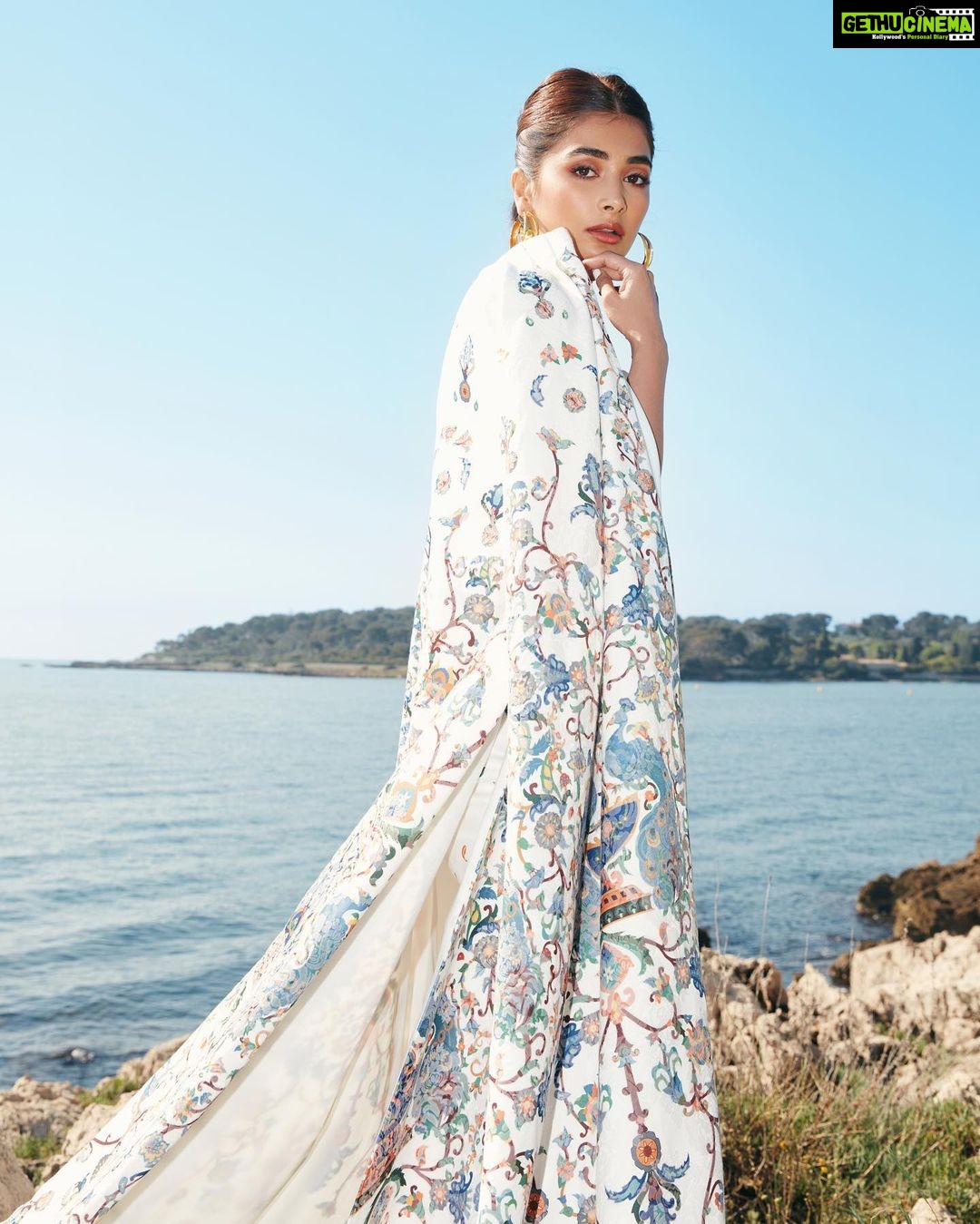 Pooja Hegde Instagram - Just a day in Cannes 🤍😉 #cannes2022