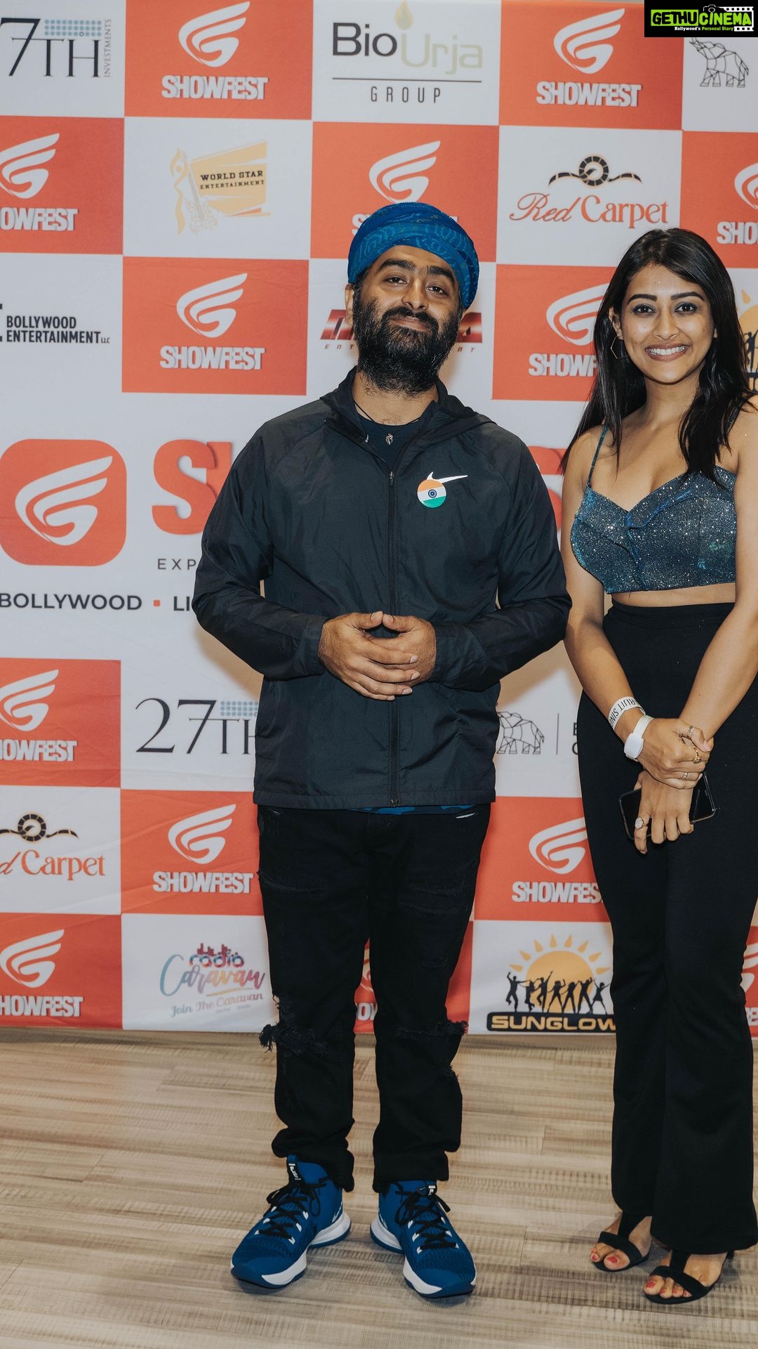 Pooja Jhaveri Instagram - Everyone who knows me, knows the crazy romantic person I am, and the diehard fan I am of songs by @arijitsingh The day I was going to attend #arijitlive literally was like this… I couldn’t wait untill I was at the concert… and I must mention it was an experience of my life ! Anyone who loves songs by #arijitsingh must must attend his live concert to fall in love all the more… The energy this man brings is next level…. ! People in USA wanting to attend the concert… watch out for the schedule @arijitsinghconcert @arijitsingh Thank you @karanghoda for making this happen ❤️ Forever #fangirl . . #favouriteartist #lovesongs #romanticsongs #sadsongs #music #musicconcert #arijitsingh #arijitsinghlive #austin #newyork #washingtondc #seattle #vancouver