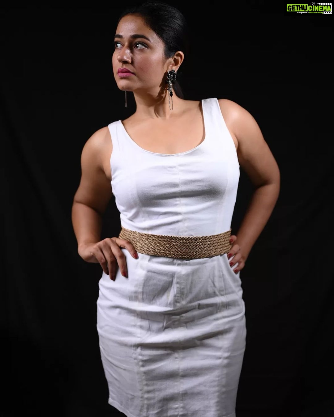 Poonam Bajwa Instagram - 🖤✨Darkness with light ✨🖤Black with white 🧡💛A tune with a beat A love story so sweet💕 #nonduality @hairstylebynisha 📸@unique_amit212