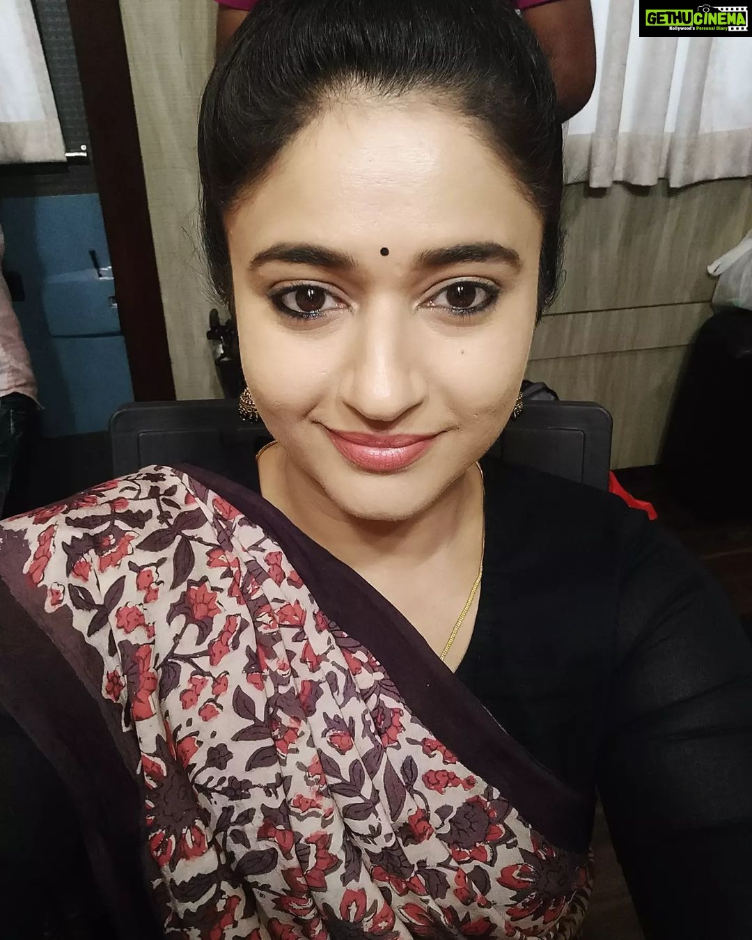 Poonam Bajwa Instagram - Wishing you sunshine and high spirits! Newday#herewego#makingfacesinthemirror# fulltimejob