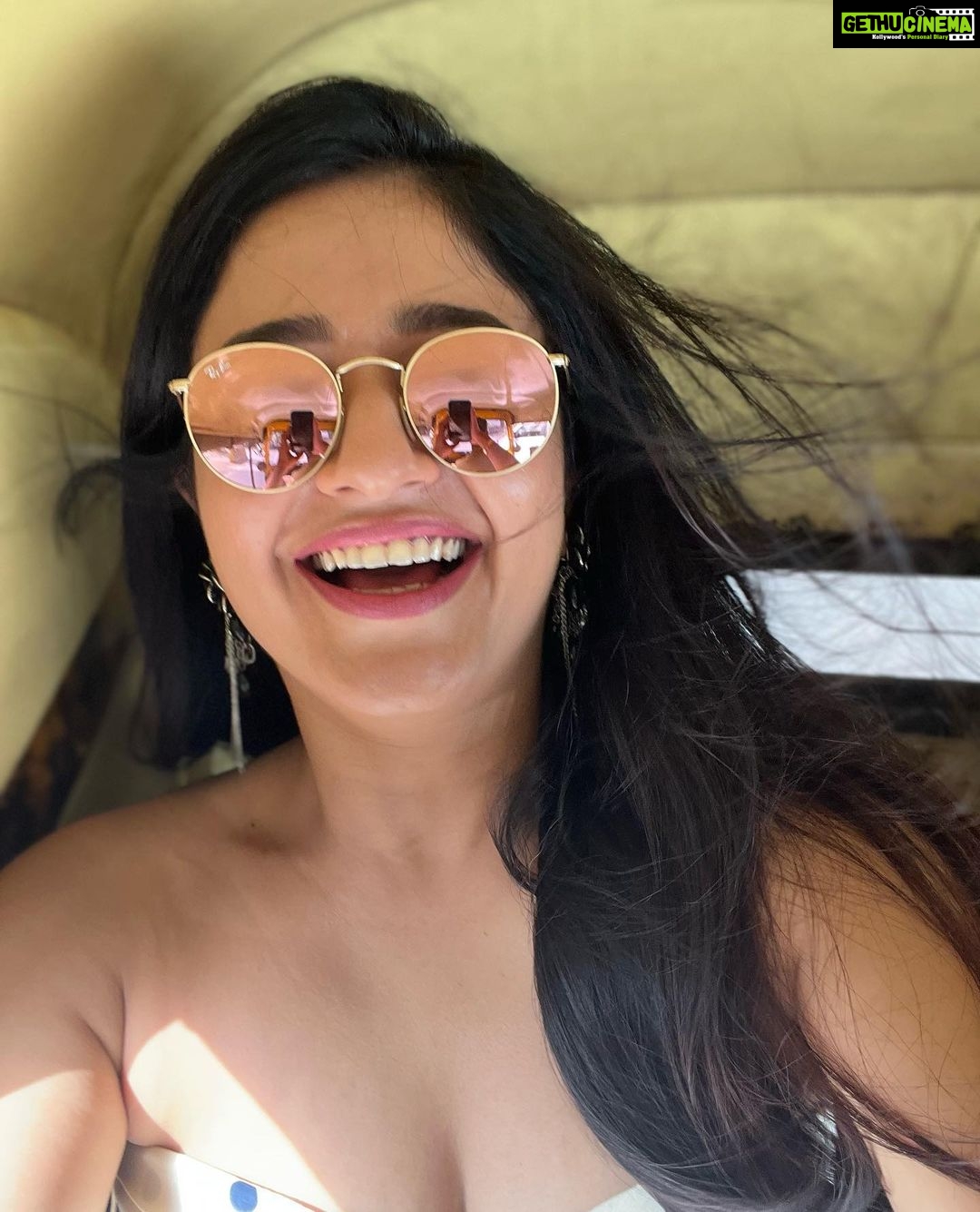 Poonam Bajwa Instagram - #thatiswhy#ilovemumbai#rickshawrides#favouritefeelings#❤️❤️❤️