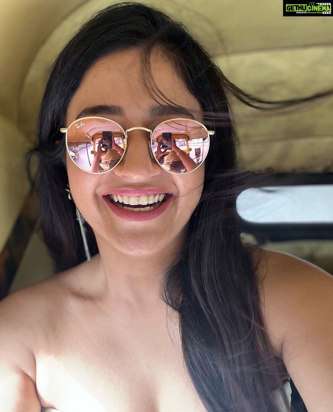 Poonam Bajwa Instagram - #thatiswhy#ilovemumbai#rickshawrides#favouritefeelings#❤️❤️❤️