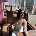 Poonam Bajwa Instagram - #sunshinesunday#foundmyspot#sundowners @lordofthedrinksandheri 📸@hairstylebynisha Lord of the Drinks Andheri