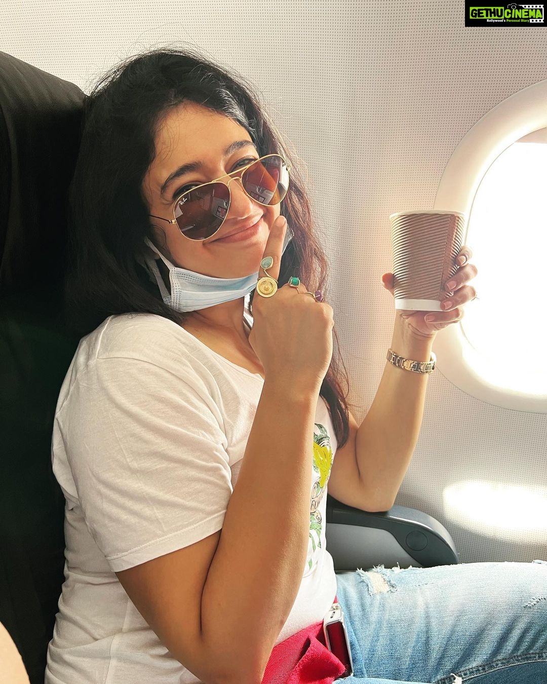 Poonam Bajwa Instagram - Cant eat as many Gems so wearing them on my fingers🤣!Thank you @hairstylebynisha for these crystals …they are cheering me up already 😆🥰new found obsession #socalledgrownup#keralabound#workmodealmoston# Chhatrapati Shivaji International Airport Mumbai T2