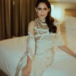 Pragya Jaiswal Instagram - Shine on ✨🤍 Saree @archanaraolabel Make up & hair @sandysartistry Pictures @shreyansdungarwal