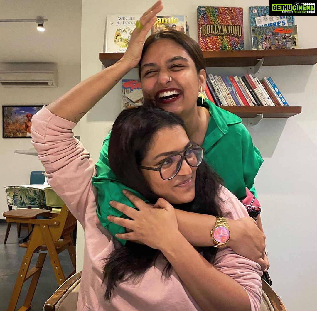 Prayaga Martin Instagram - The many moods of a Birthday. Felt the Love🤍 Grateful for all the people in my life. Thank you everyone, on Insta, off it for thinking of me! Decor @allgood_events 🎈 Cakes @palooda_the_cakeshop @letseatbakers
