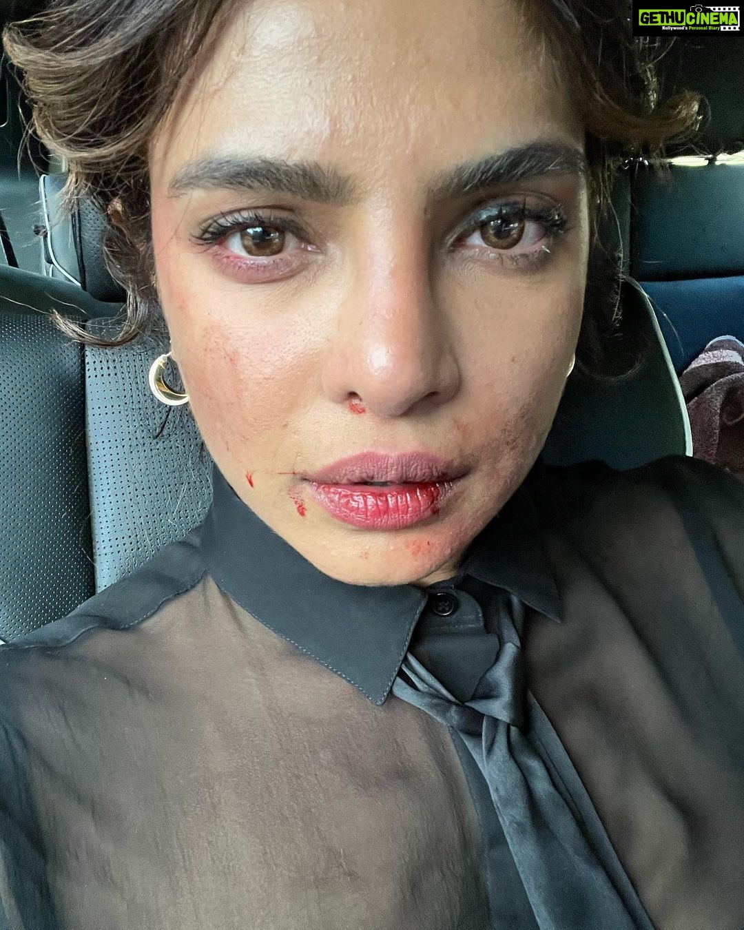 Priyanka Chopra Instagram - Did u have a tough day at work as well? 😆 #actorslife #citadel #adayinthelife @agbofilms @amazonstudios WORK