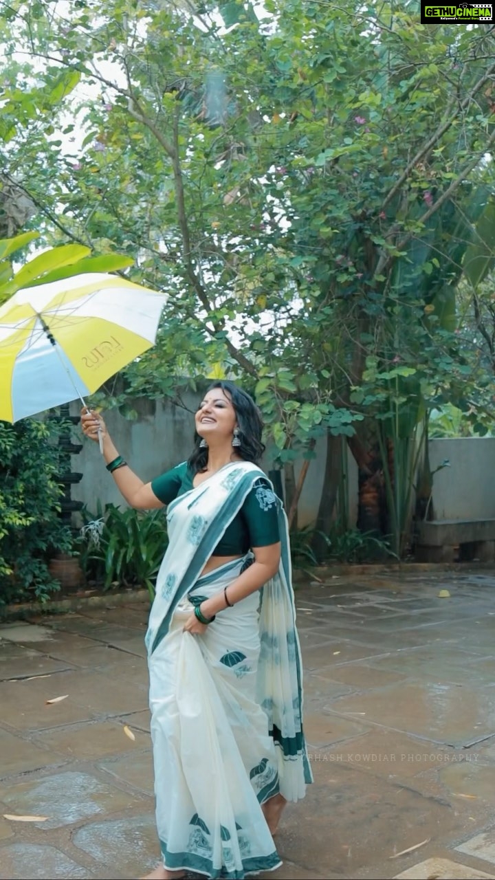 Priyanka Nair Instagram - #mohamkondunjan ❤️ @subhashkowdiar @fairsalon @kerala_bygone_fashion @lotus_herbals #lotus#reels#reelsinstagram#janaki#priyankanair#saree#sareelove#instagramreels#keralasaree#actress#rain#rainday