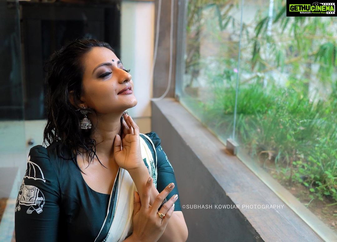 Priyanka Nair Instagram - 🌧🌧 #photoshoot#rain#priyankanair#mansoon