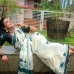 Priyanka Nair Instagram – 🌧
Photography – @subhashkowdiar 
Makeup – @fairsalon 
Costume – @kerala_bygone_fashion 
#sareelove#rain#photoshoot#priyankanair