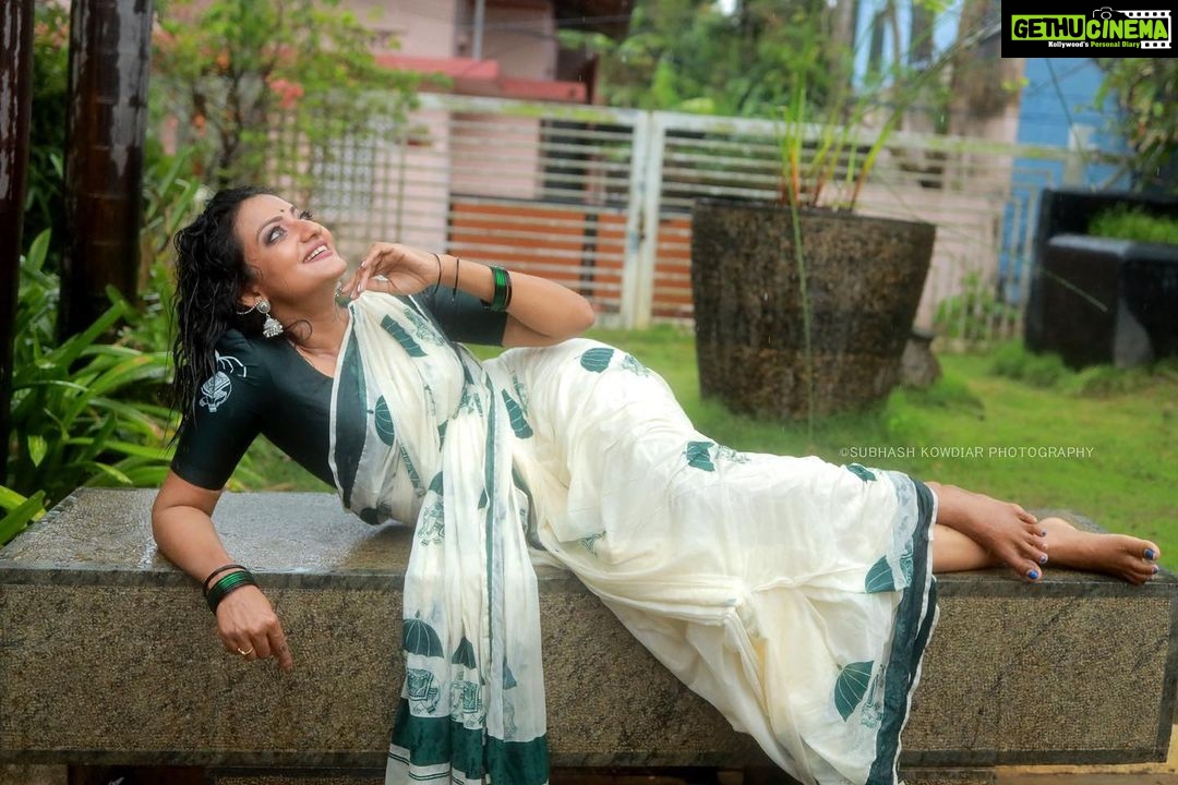 Priyanka Nair Instagram - 🌧 Photography - @subhashkowdiar Makeup - @fairsalon Costume - @kerala_bygone_fashion #sareelove#rain#photoshoot#priyankanair