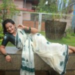 Priyanka Nair Instagram - മഴ.. Photography - @subhashkowdiar Makeup - @fairsalon Costume - @kerala_bygone_fashion #saree#rain#photoshoot#priyankanair