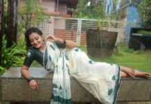 Priyanka Nair Instagram - മഴ.. Photography - @subhashkowdiar Makeup - @fairsalon Costume - @kerala_bygone_fashion #saree#rain#photoshoot#priyankanair